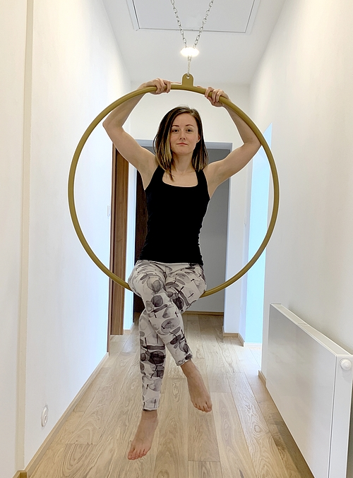 Aerial Hoop 95 cm s provazem a karabinami, zlatý