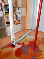 Akrobatický trapéz, hrazda visutá 60 cm s provazy a karabinami, stříbrná